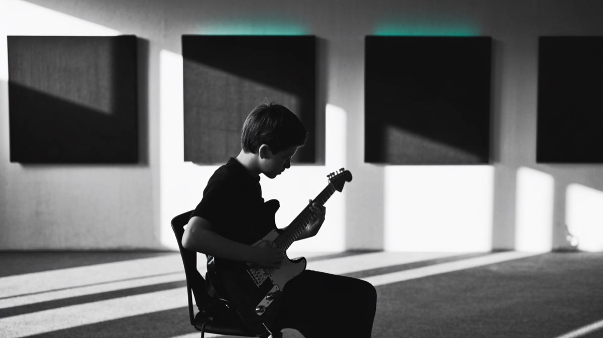 Schüler lernt Gitarre bei Fretster Music Academy München