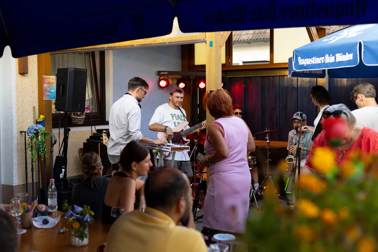 Die Band unter den Schirmen im Biergarten